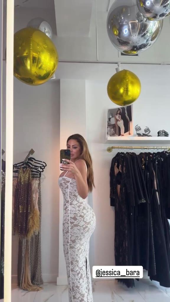 徐娘半老！皮蓬前妻穿吊帶裙自拍，這身材也太炸裂了！