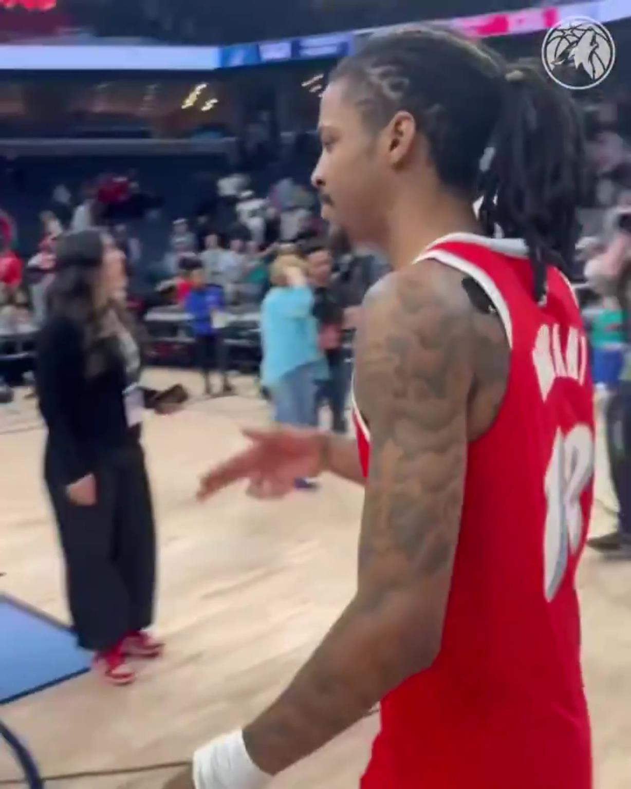 笑死！莫蘭特賽后與華子握手，竟然也是比出“手槍”的手勢