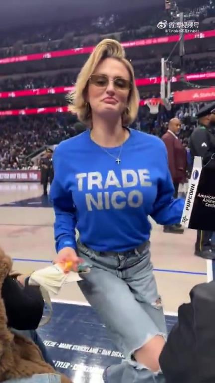 主場不準球迷打印“解雇Nico”標語，女球迷就出此下策