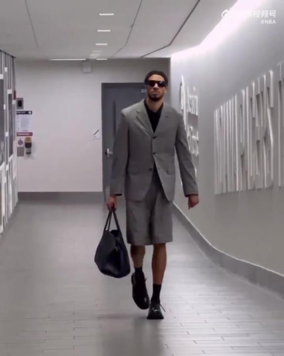 時尚潮男！哈利今日一身灰西裝短褲墨鏡搭配入場 腿真細！