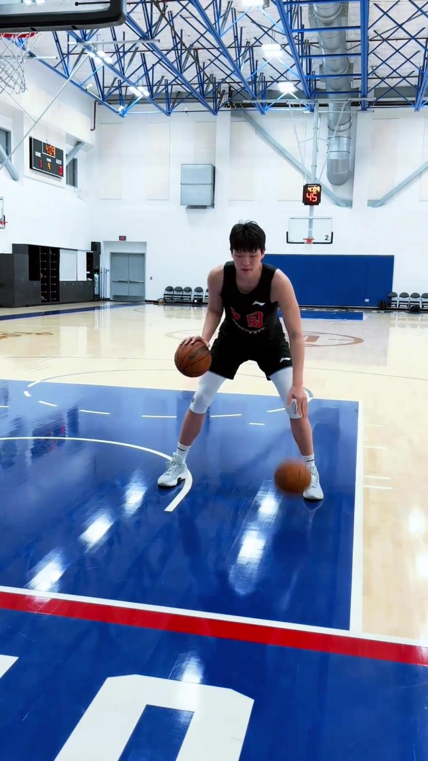 楊瀚森今日份訓練！這個左右手運球協調性真不錯