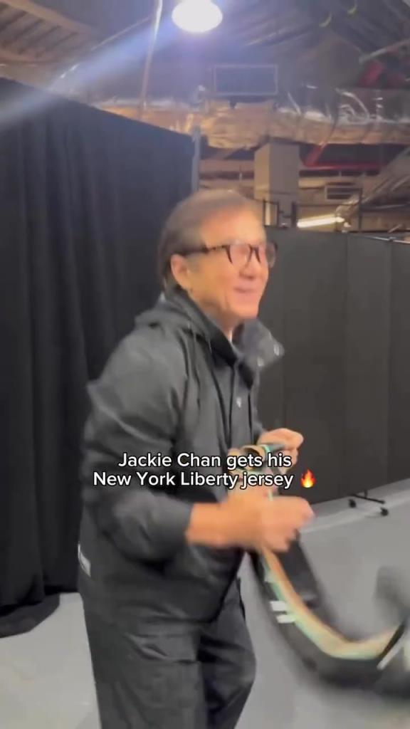 肌肉記憶！成龍這幾下空氣運球像是進了家具城