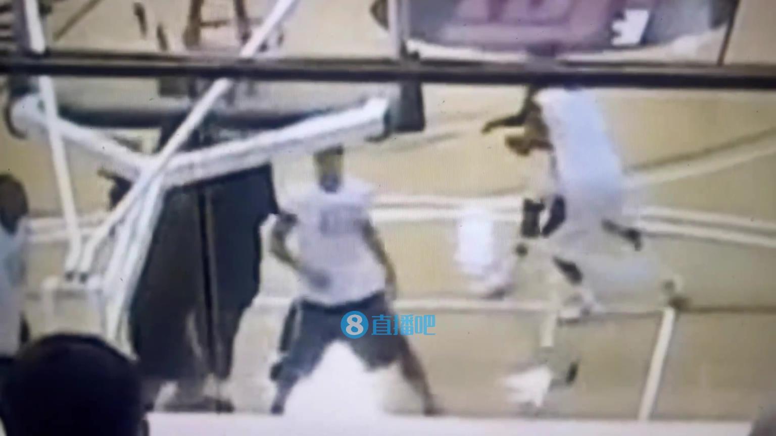 引熱議！美媒翻舊賬：當年詹姆斯被大學生隔扣，耐克沒收了錄像帶