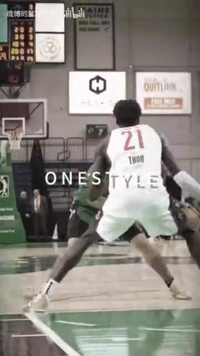 正統美式后衛！JD戴維森炒菜后低手合球，對抗上籃打進！