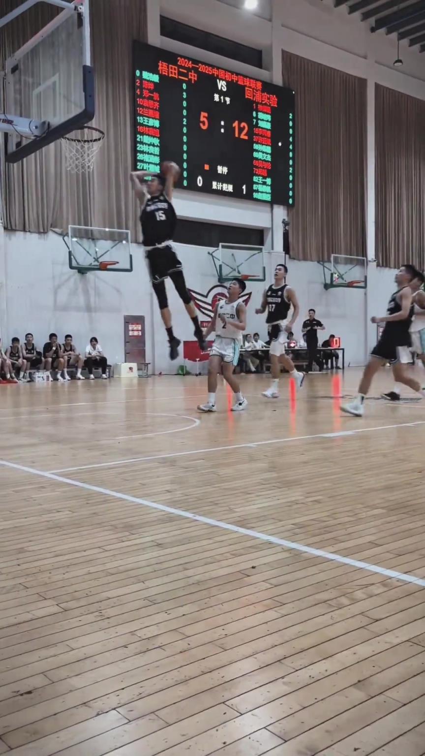 起來就扣?。‖F在的初中生都這么打球的嗎