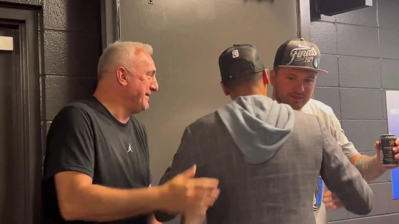 去年的今天，東契奇率隊殺入總決賽，賽后喝啤酒被芬利沒收