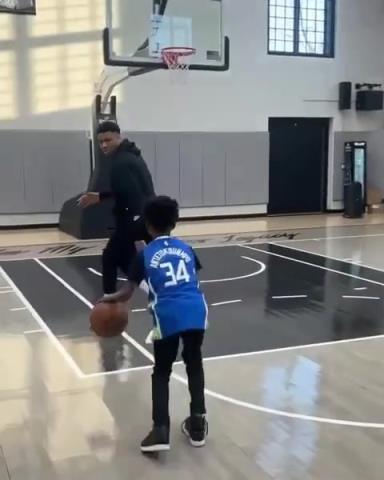 交易價值急劇下降！字母哥和小球迷單挑被當面絕殺